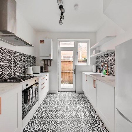 Beautifully Modern 2-Bed Apartment W/Garden London Kültér fotó