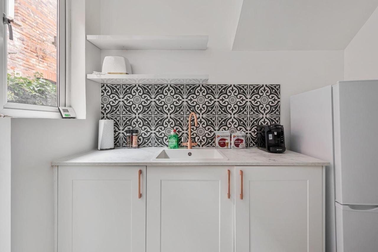 Beautifully Modern 2-Bed Apartment W/Garden London Kültér fotó