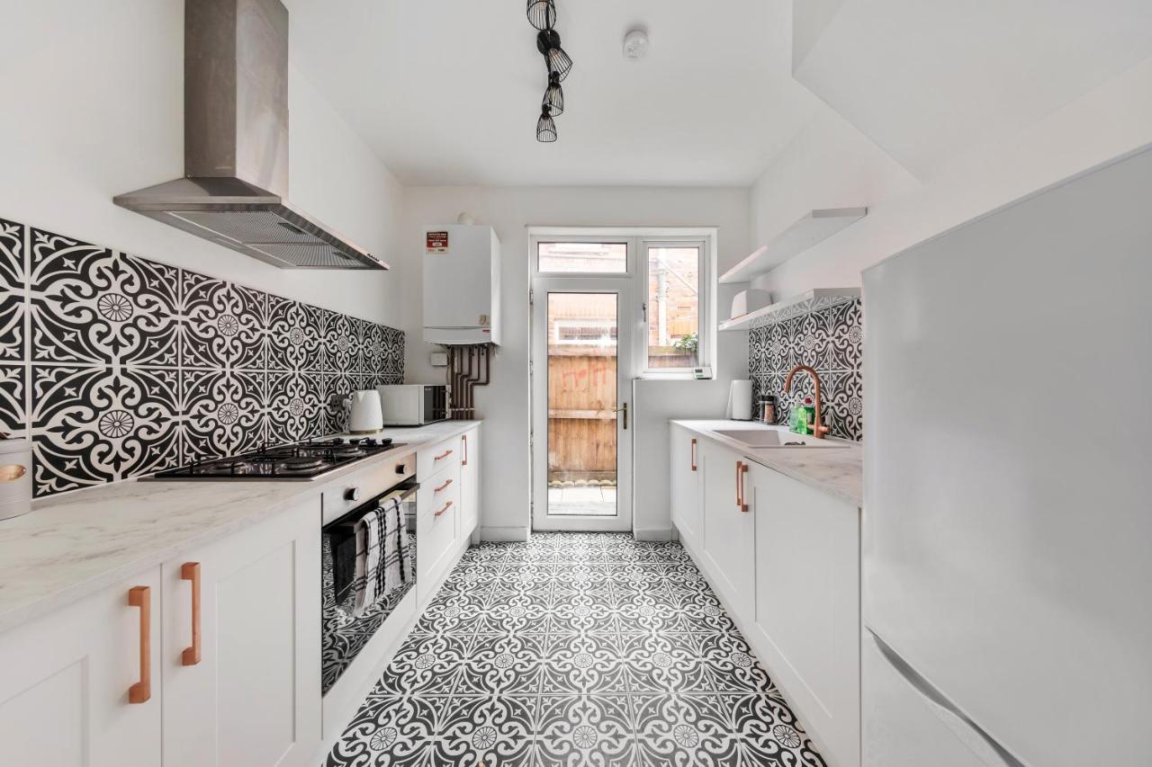 Beautifully Modern 2-Bed Apartment W/Garden London Kültér fotó